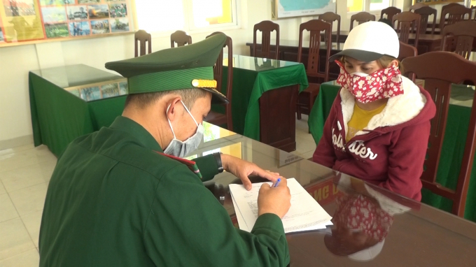 Đối tượng Vi Lay Phon La Thong Sa Van làm việc với cơ quan chức năng. Ảnh: MH.
