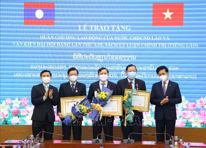 Trao tặng Huân chương Lao động của Lào cho cán bộ, chuyên gia Việt Nam