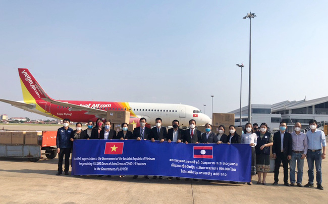 Vietjet vận chuyển miễn phí nửa triệu liều vắc xin Covid-19 Việt Nam tặng Lào Vietjet vận chuyển miễn phí nửa triệu liều vắc xin Covid-19 Việt Nam tặng Lào