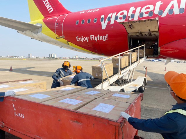 Vietjet vận chuyển miễn phí nửa triệu liều vắc xin Covid-19 Việt Nam tặng Lào - Ảnh 2. Vietjet vận chuyển miễn phí nửa triệu liều vắc xin Covid-19 Việt Nam tặng Lào - Ảnh 2.
