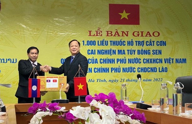 Tặng 1.000 liều thuốc điều trị cai nghiện ma túy cho Chính phủ Lào hình ảnh 1 Tang 1.000 lieu thuoc dieu tri cai nghien ma tuy cho Chinh phu Lao hinh anh 1