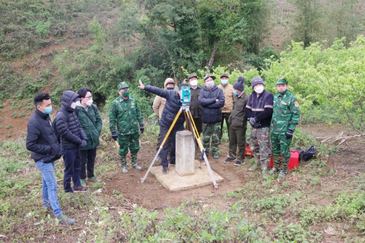 Hai bên đo toạ độ xác định vị trí các cọc dấu.