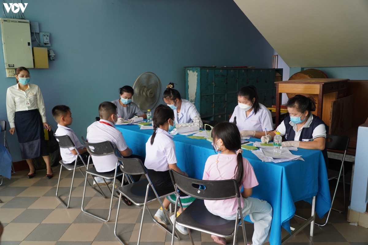 Trường song ngữ Lào – Việt Nam Nguyễn Du tiêm vaccine cho học sinh từ 6 đến 11 tuổi