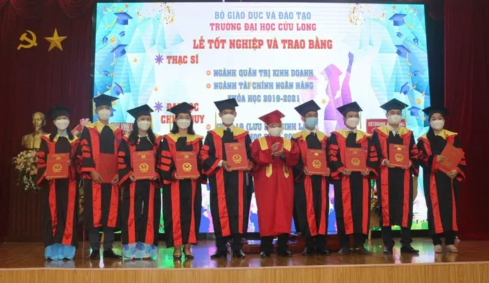 Trường ĐH Cửu Long trao bằng thạc sĩ và cử nhân cho lưu học sinh Lào
