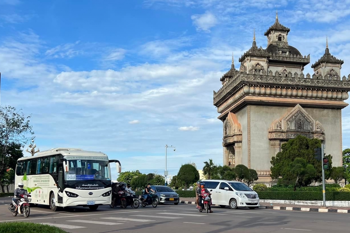 Lào sử dụng xe buýt điện nhằm giảm tải ô nhiễm môi trường