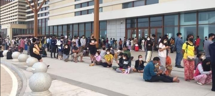 Người dân Lào xếp hàng dài mua vé tàu hỏa trước kỳ nghỉ tết cổ truyền