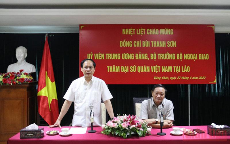 Bộ trưởng Ngoại giao Bùi Thanh Sơn thăm Đại sứ quán Việt Nam tại Lào