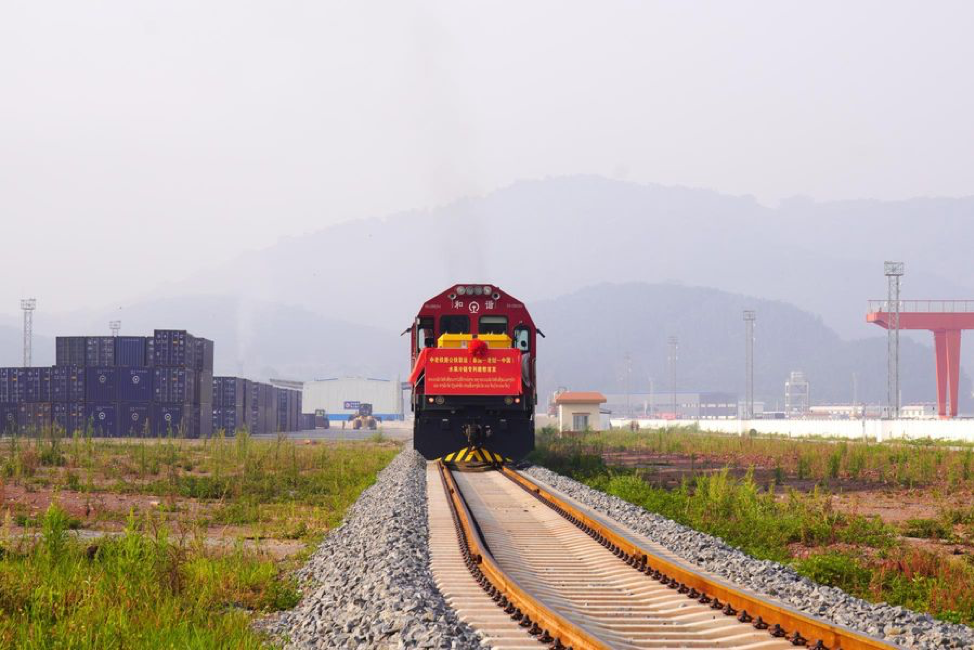 Trái cây từ Lào đến Trung Quốc bằng đường sắt