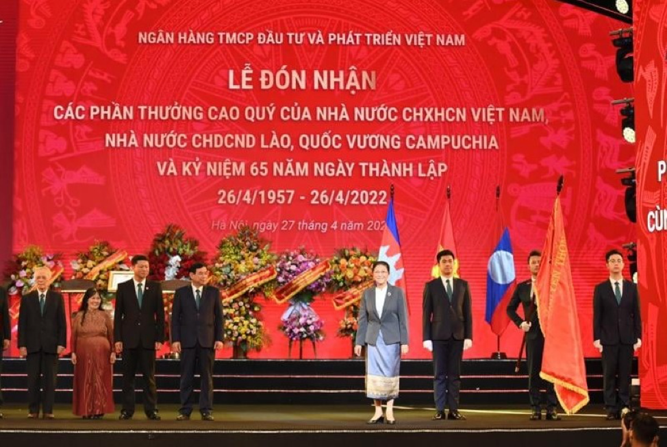 Phó Chủ tịch nước Lào trao huân chương cho ngân hàng BIDV