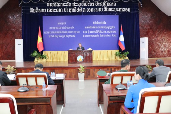 Bí thư Thành ủy TPHCM gặp gỡ, nói chuyện với cựu sinh viên Lào từng học tại TPHCM ảnh 1