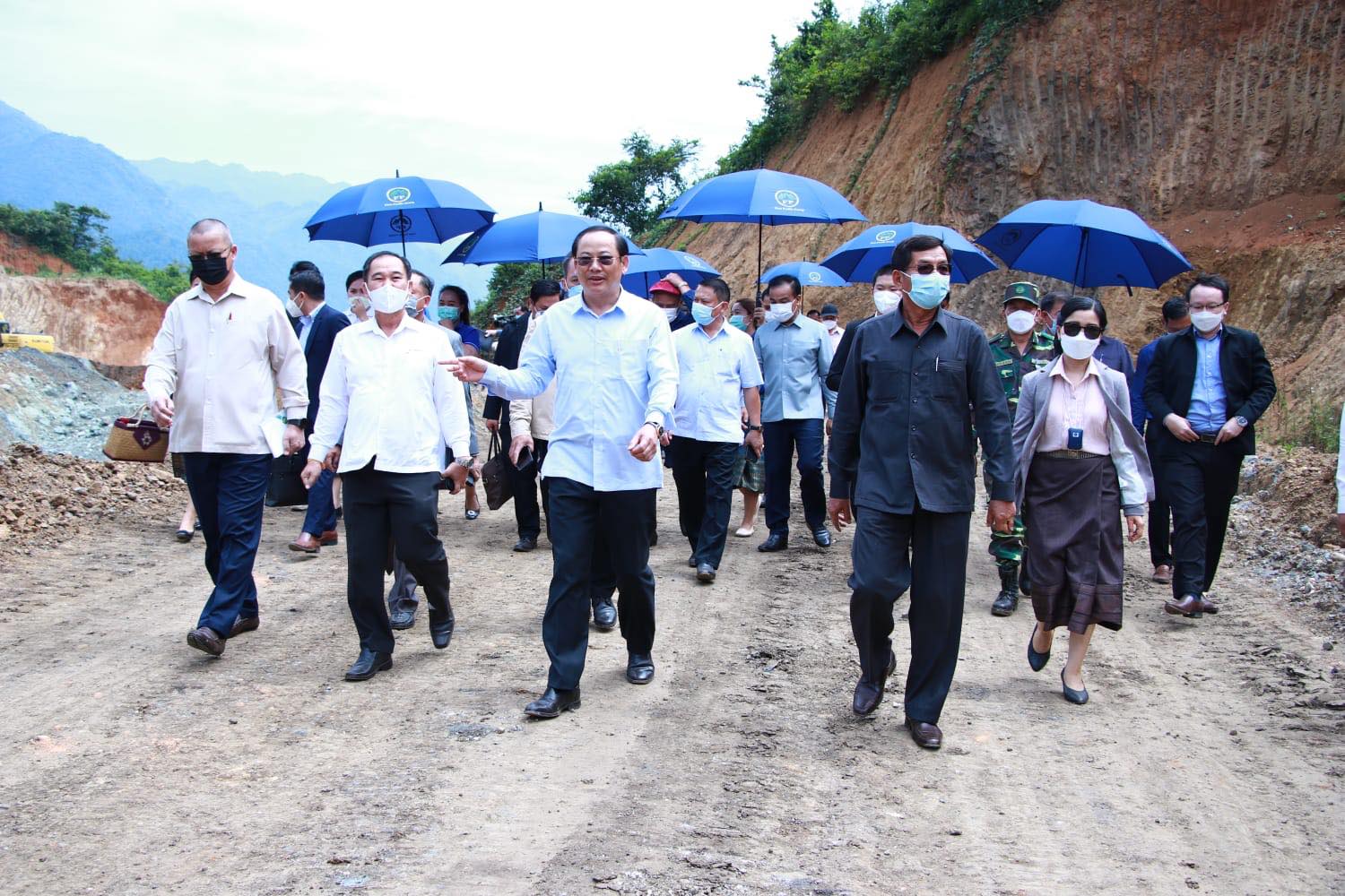 Phó Thủ tướng Lào kiểm tra dự án khai thác quặng sắt ở Văng Viêng