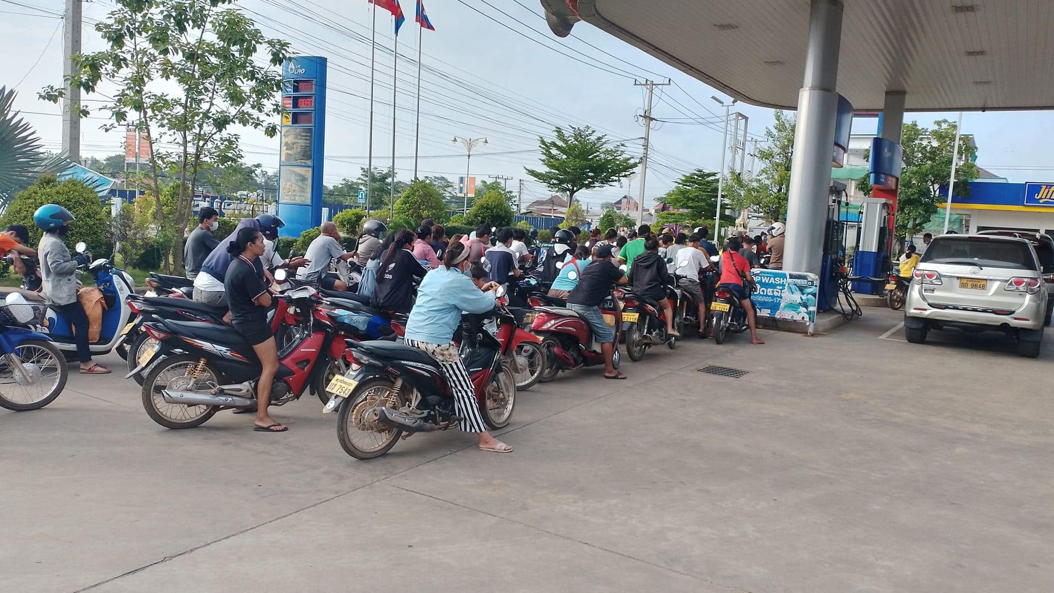 Lào giảm mạnh thuế tiêu thụ đặc biệt để trợ giá xăng dầu