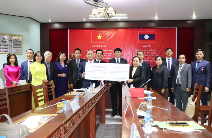 Bộ Giáo dục và Thể thao Lào trao Huân chương Lao động cho cá nhân và tập thể Nhà xuất bản Giáo dục Việt Nam