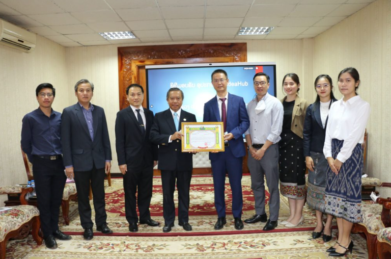 Huawei tặng thiết bị họp trực tuyến cho Bộ Công nghệ và Thông tin Lào