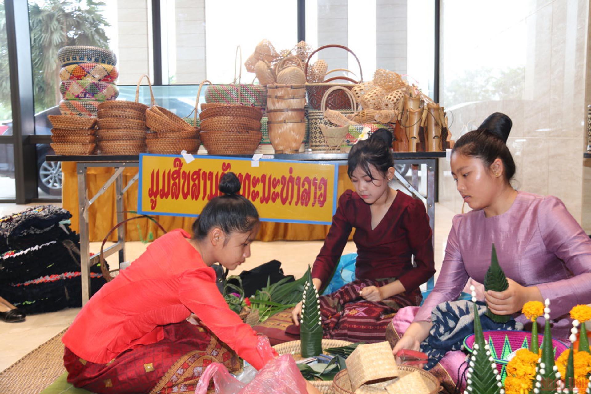 Lào tìm kiếm các biện pháp bảo đảm đời sống người lao động -0
