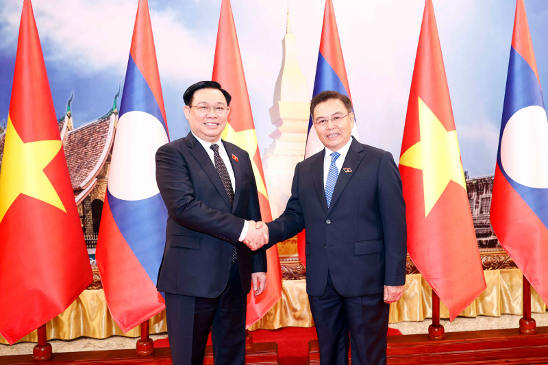 Chủ tịch Quốc hội Vương Đình Huệ hội đàm với Chủ tịch Quốc hội Lào Saysomphone Phomvihan