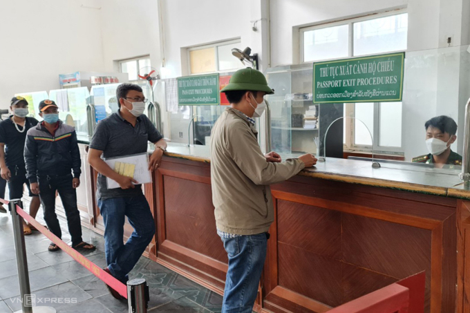 Mở lại nhiều cửa khẩu dọc biên giới Việt Nam – Lào