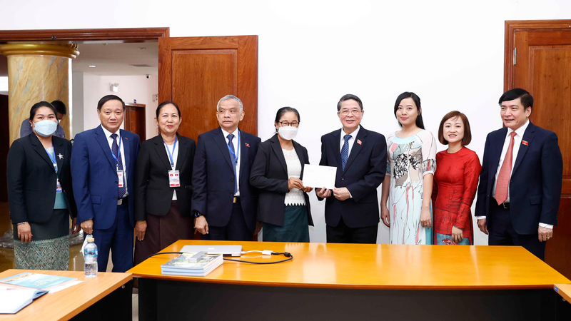 Văn phòng Quốc hội Lào mở lớp học tiếng Việt cho cán bộ