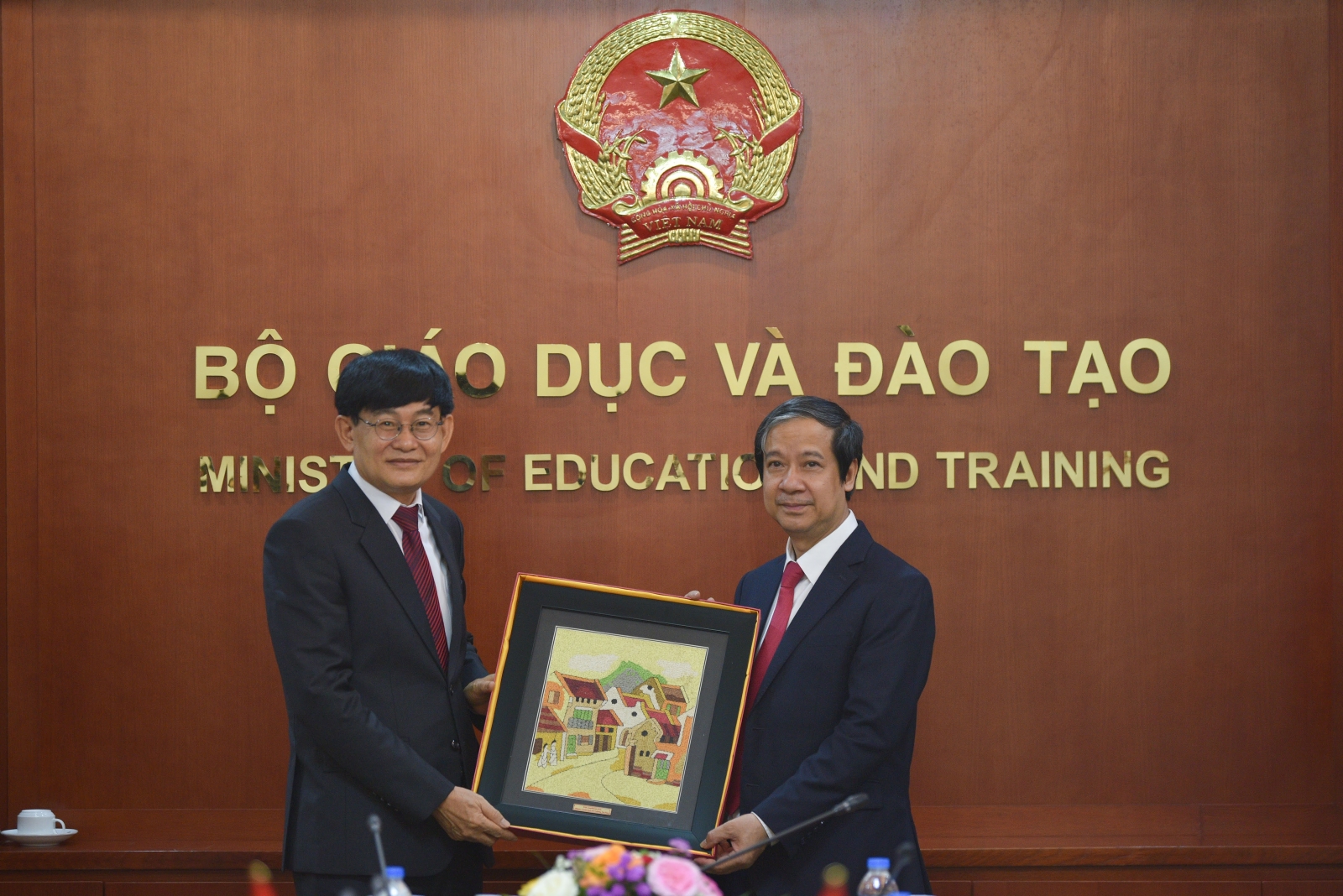 Bộ trưởng Nguyễn Kim Sơn tiếp Bộ trưởng Bộ Giáo dục và Thể thao Lào