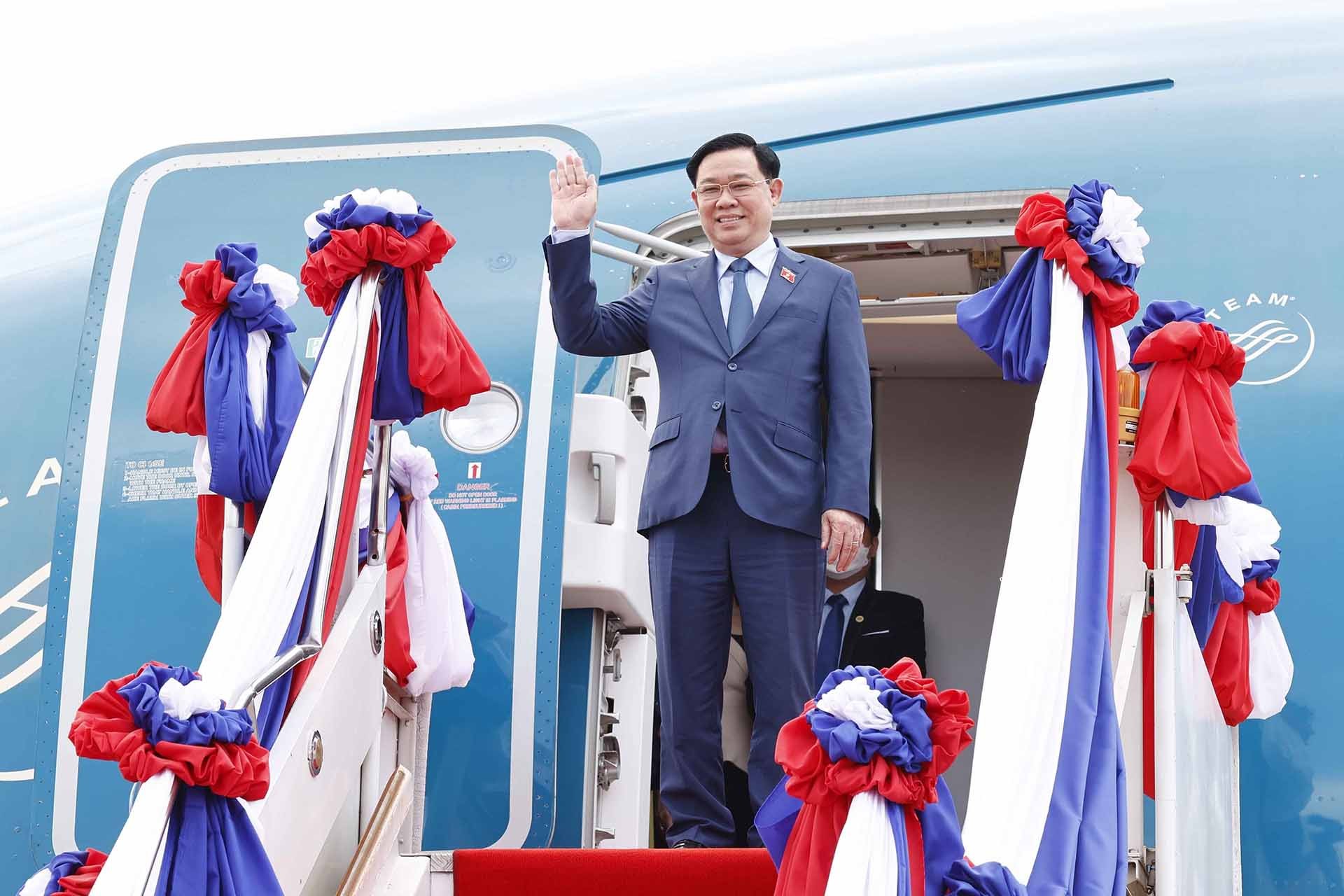 Chủ tịch Quốc hội Vương Đình Huệ tại sân bay quốc tế Wattay ở Thủ đô Vientiane. (Nguồn: TTXVN) Chủ tịch Quốc hội Vương Đình Huệ tại sân bay quốc tế Wattay ở Thủ đô Vientiane. (Nguồn: TTXVN)