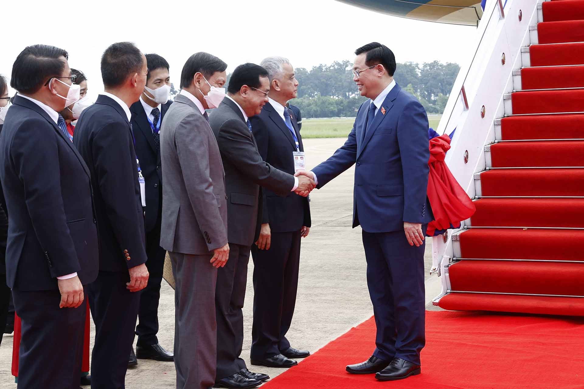Lễ đón Chủ tịch Quốc hội Vương Đình Huệ tại sân bay quốc tế Wattay ở Thủ đô Vientiane. (Nguồn: TTXVN) Lễ đón Chủ tịch Quốc hội Vương Đình Huệ tại sân bay quốc tế Wattay ở Thủ đô Vientiane. (Nguồn: TTXVN)