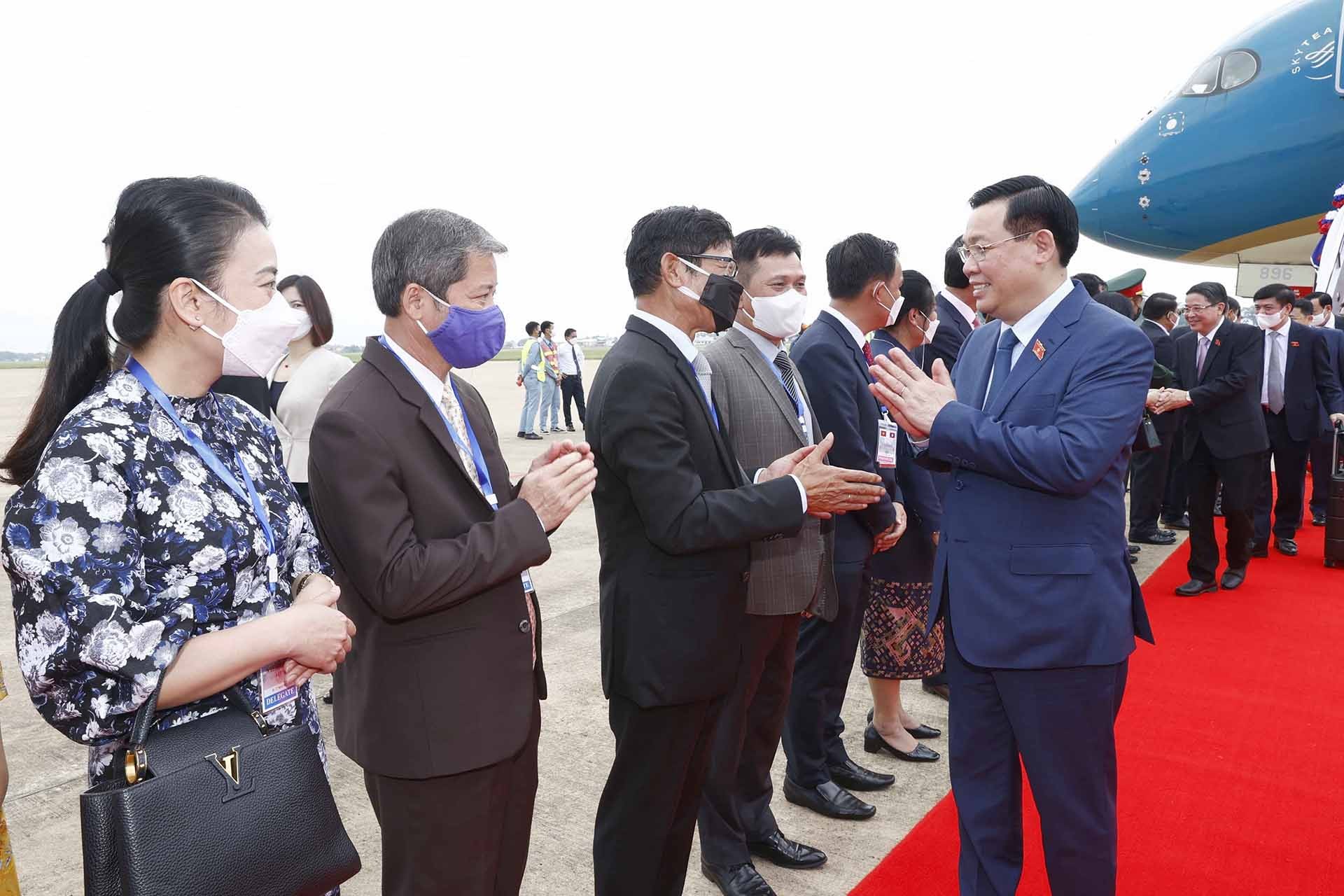 Lễ đón Chủ tịch Quốc hội Vương Đình Huệ tại sân bay quốc tế Wattay ở Thủ đô Vientiane. (Nguồn: TTXVN) Lễ đón Chủ tịch Quốc hội Vương Đình Huệ tại sân bay quốc tế Wattay ở Thủ đô Vientiane. (Nguồn: TTXVN)