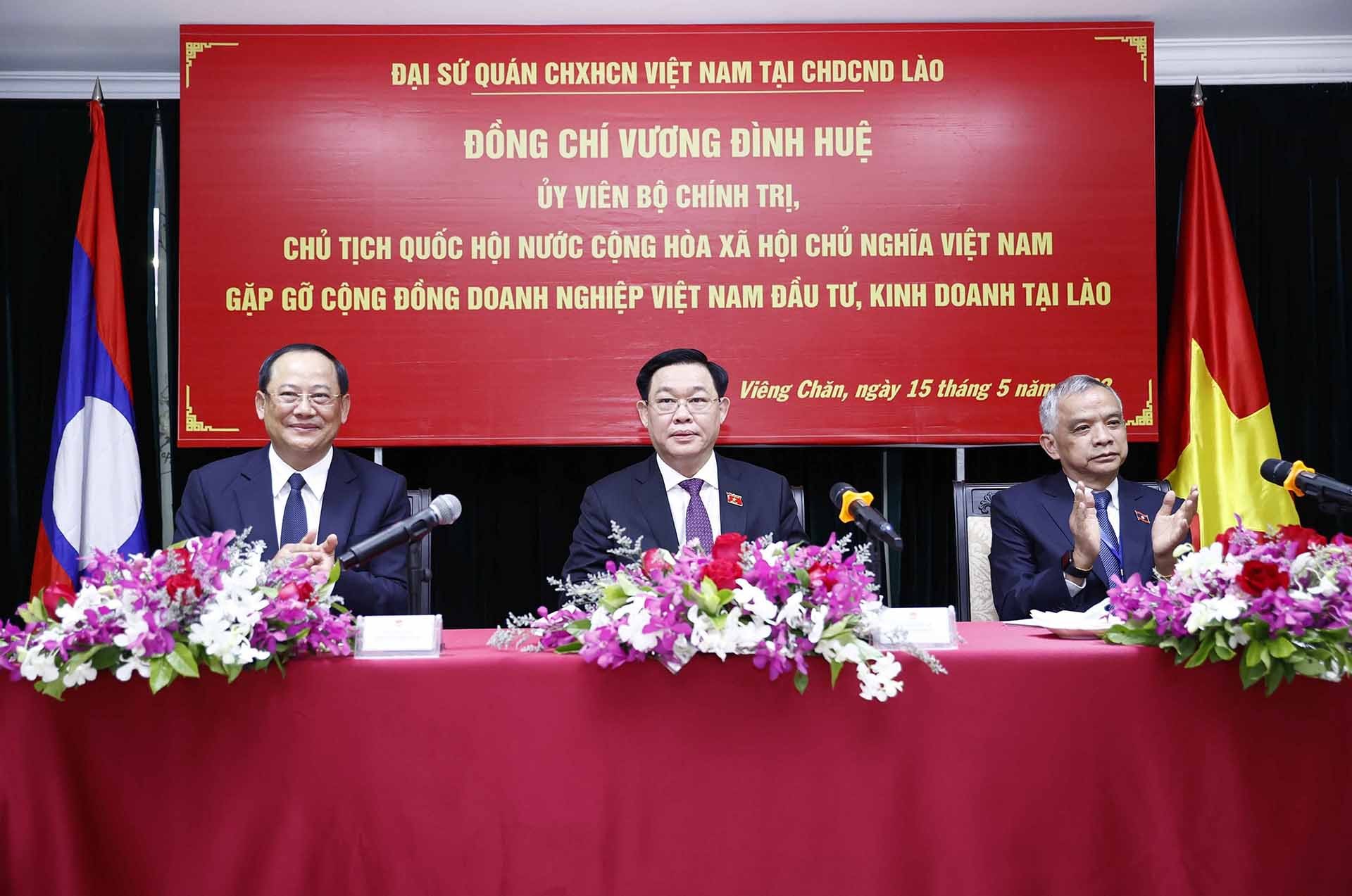 Chủ tịch Quốc hội Vương Đình Huệ tại cuộc gặp đại diện cộng đồng doanh nghiệp Việt Nam tại Lào. (Nguồn: TTXVN) Chủ tịch Quốc hội Vương Đình Huệ tại cuộc gặp đại diện cộng đồng doanh nghiệp Việt Nam tại Lào. (Nguồn: TTXVN)