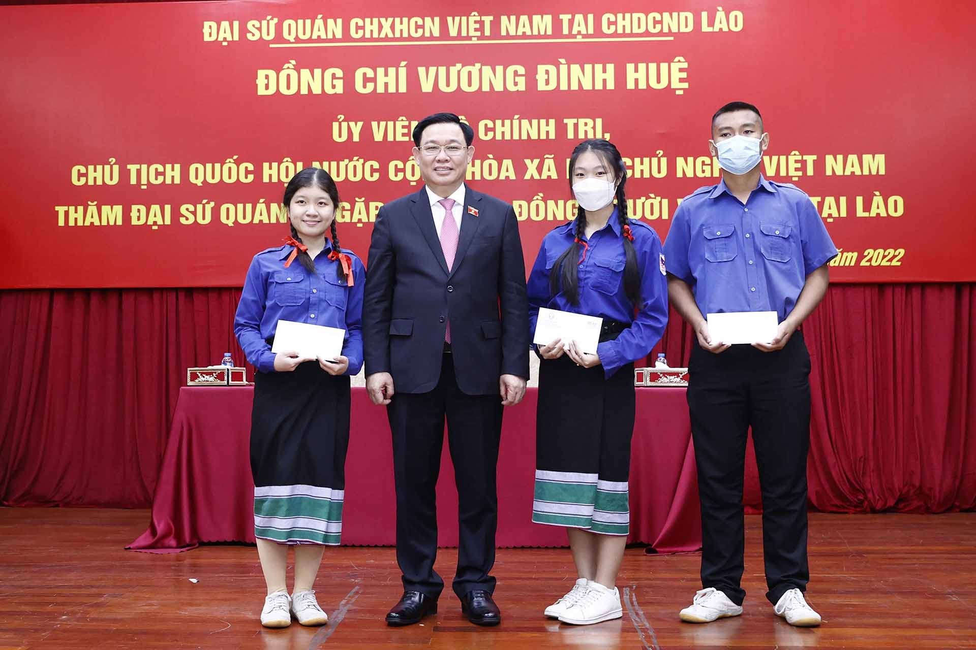 Chủ tịch Quốc hội Vương Đình Huệ tặng quà học sinh trong cộng đồng người Việt Nam tại Lào. (Nguồn: TTXVN) Chủ tịch Quốc hội Vương Đình Huệ tặng quà học sinh trong cộng đồng người Việt Nam tại Lào. (Nguồn: TTXVN)