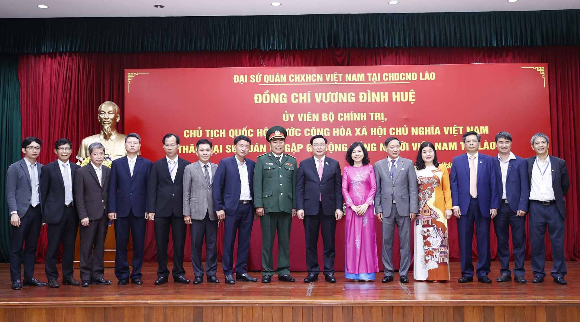 Chủ tịch Quốc hội Vương Đình Huệ với cán bộ, nhân viên Đại sứ quán Việt Nam tại Lào. (Nguồn: TTXVN) Chủ tịch Quốc hội Vương Đình Huệ với cán bộ, nhân viên Đại sứ quán Việt Nam tại Lào. (Nguồn: TTXVN)