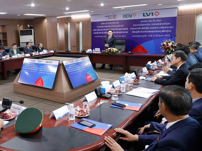 Chủ tịch Quốc hội Vương Đình Huệ thăm Ngân hàng liên doanh Lào – Việt