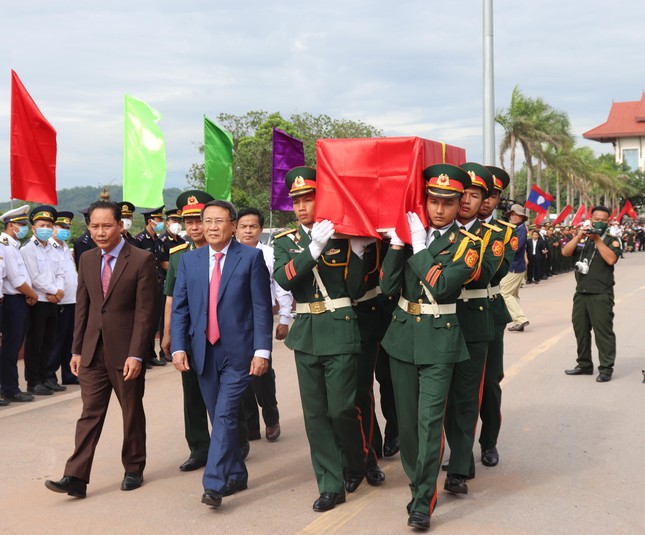 Đưa nhiều hài cốt liệt sĩ quân tình nguyện Việt Nam hy sinh tại Lào về đất mẹ