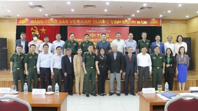 Các đại biểu tham dự Hội thảo chụp ảnh lưu niệm.