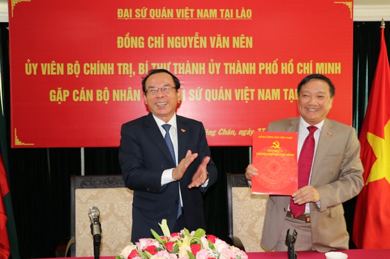 Bí thư Thành ủy TPHCM Nguyễn Văn Nên thăm cán bộ, nhân viên Đại sứ quán Việt Nam tại Lào