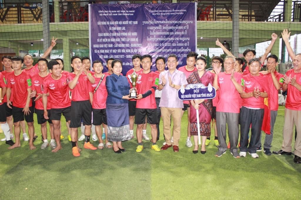 Tổ chức giải bóng đá giao hữu giữa 4 tỉnh Hội Người Việt Nam tại Nam Lào chào mừng ngày 30/4 và 1/5