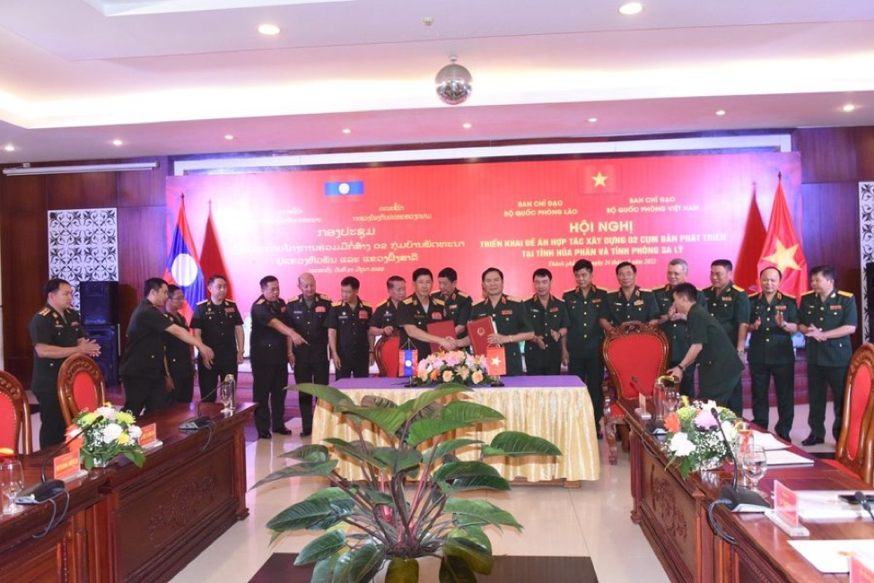 Quân đội Viêt Nam – Lào hợp tác phát triển hai cụm bản tại Huoaphan và Phong Saly