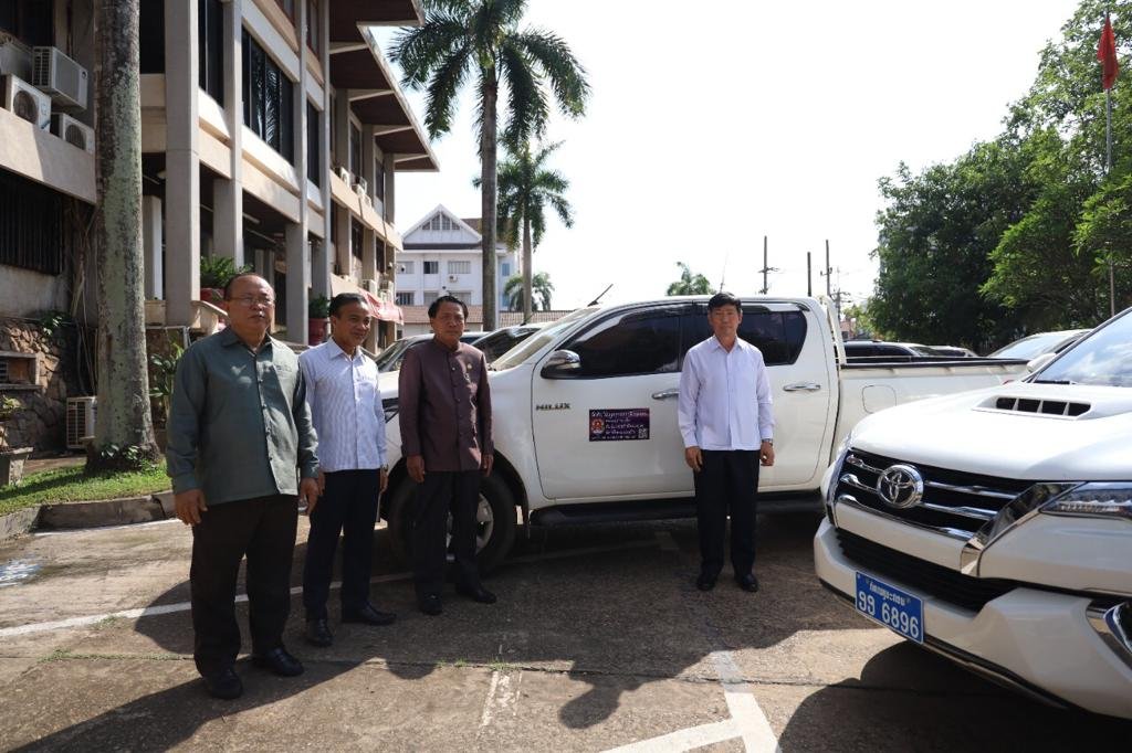 Lào dán nhãn để nhận biết xe công vụ
