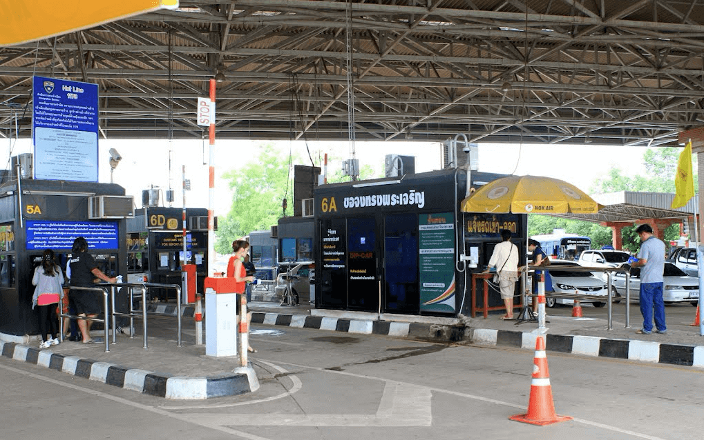 Thái Lan bắt giữ người buôn lậu xăng vào Lào