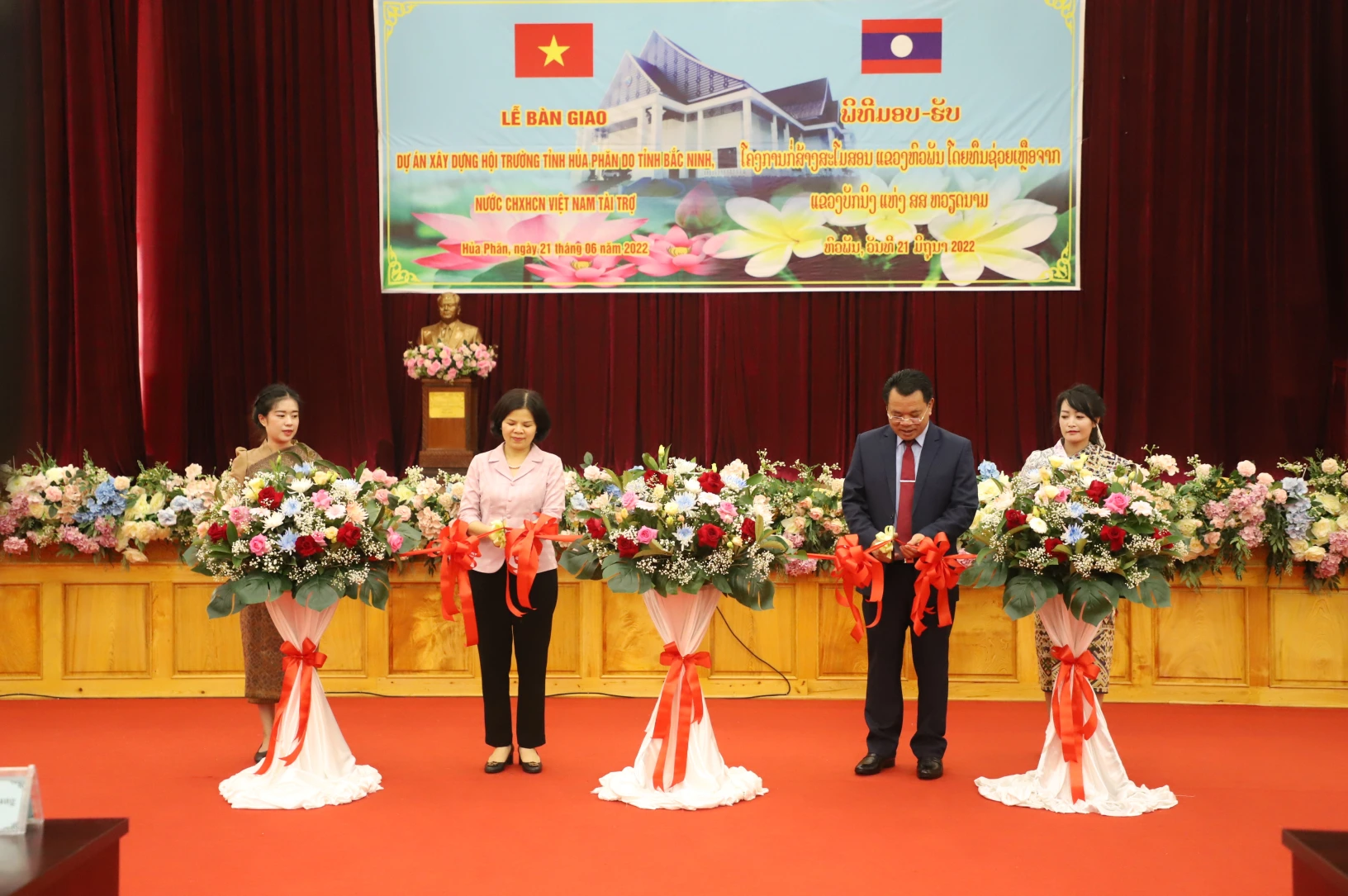 Bàn giao dự án hội trường tỉnh Houaphan do Việt Nam viện trợ