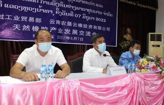 Bộ Công thương Lào trao đổi kinh nghiệm với công ty đầu tư cao su Vân Nam