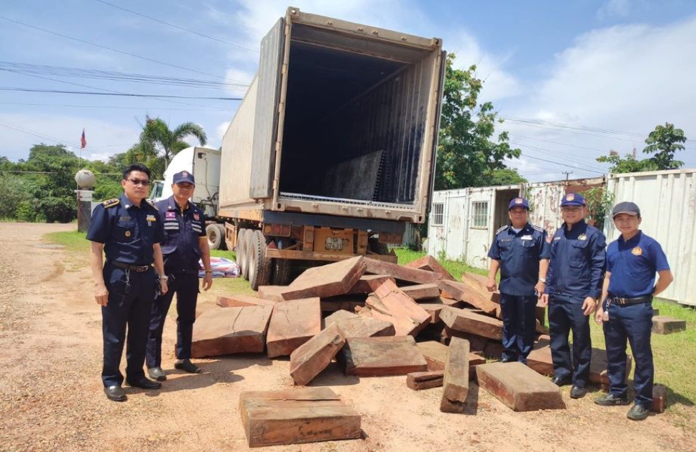 Bolikhamxay tịch thu khối lượng lớn gỗ lậu
