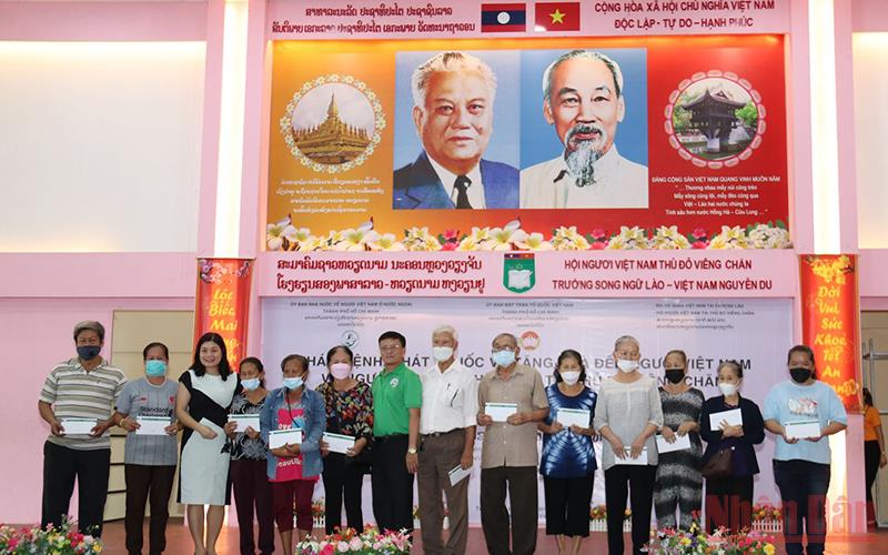 Bác sĩ Việt Nam khám chữa bệnh miễn phí người nghèo tại Lào