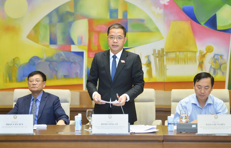 Phó Chủ nhiệm Ủy ban Đối ngoại Đinh Công Sỹ báo cáo kết quả hoạt động của Nhóm NSHN Việt Nam - Lào - ảnh: Thanh Chi