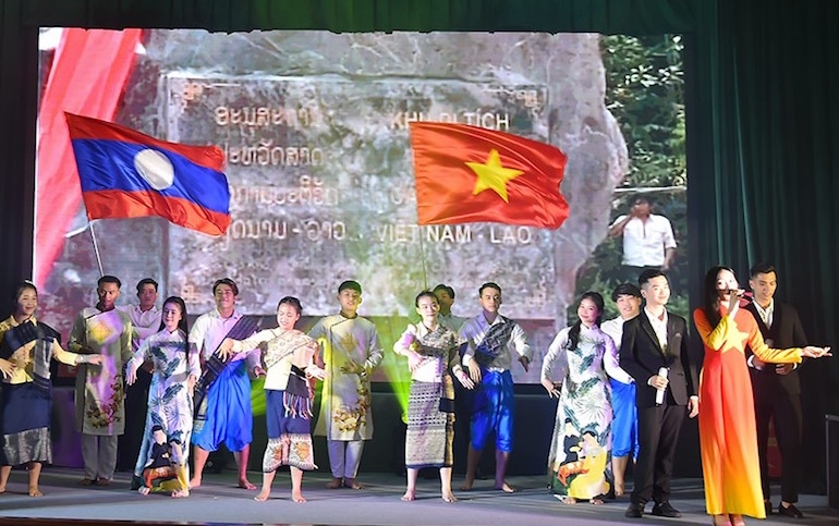 “Thanh niên Việt – Lào thắm tình hữu nghị”