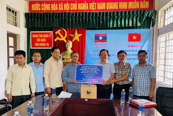 Quảng Trị trao tặng thiết bị hệ thống hội nghị truyền hình trực tuyến cho tỉnh Salavan, Lào