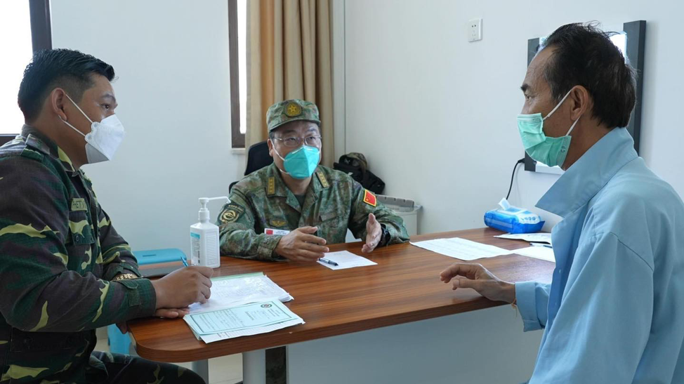 Đoàn chuyên gia quân y Trung Quốc khám bệnh tại bệnh viện quân y 103