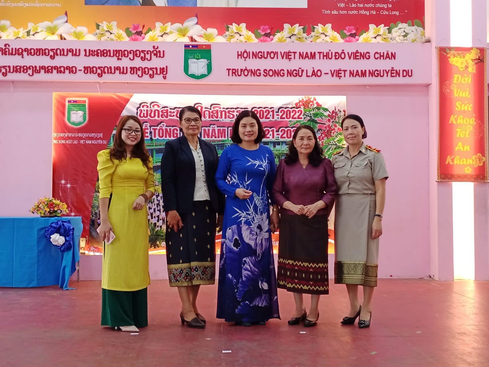 Trường song ngữ Lào-Việt Nam Nguyễn Du bế giảng năm học 2021-2022