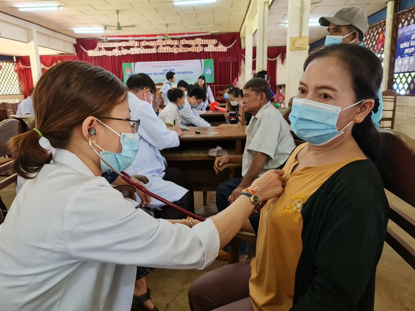 Khám bệnh cho người dân Lào sau 2 năm tạm ngưng do COVID-19