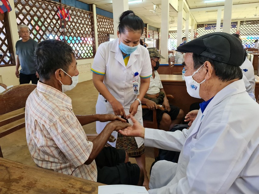 Khám bệnh cho người dân Lào sau 2 năm tạm ngưng do COVID-19