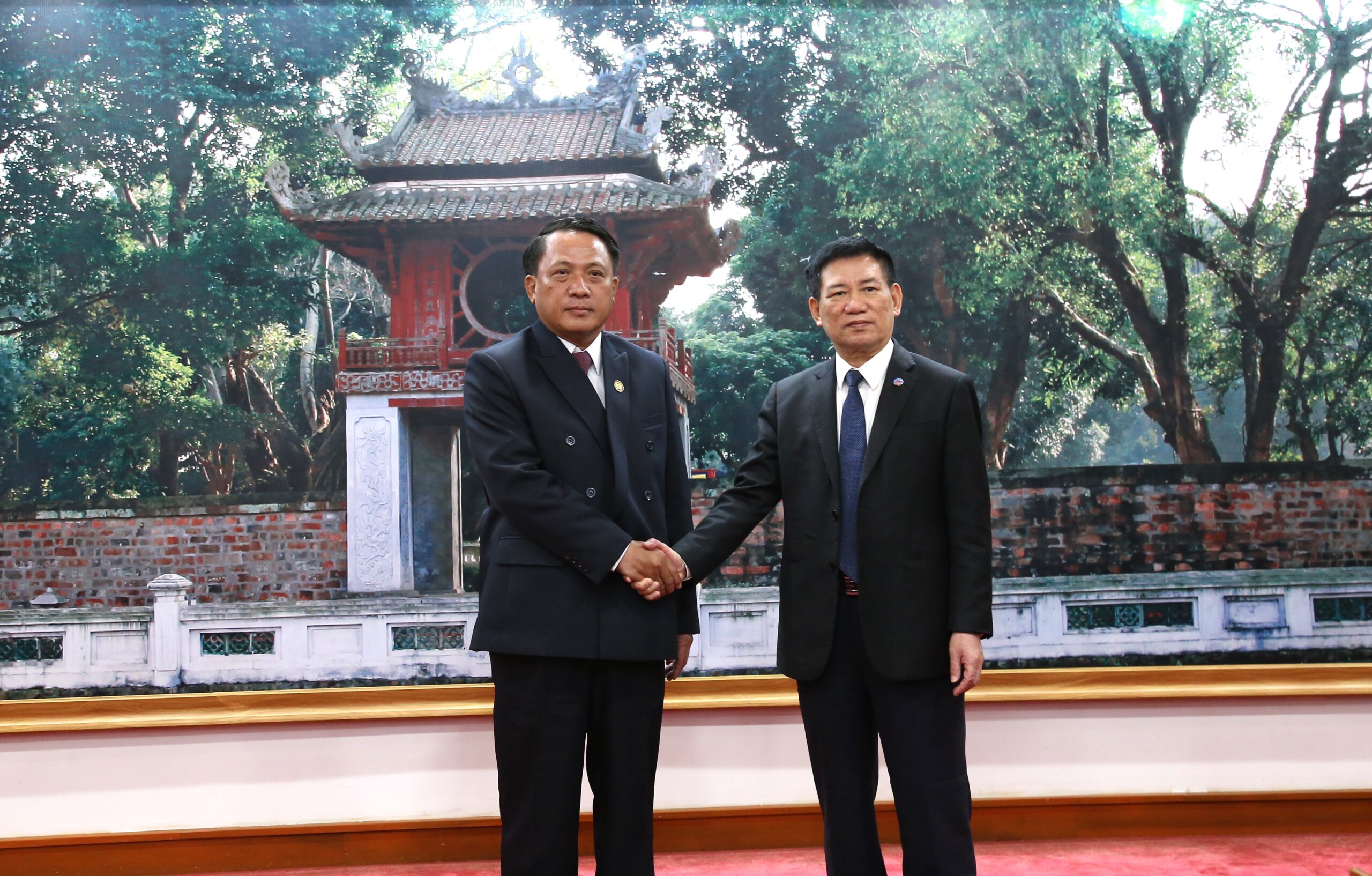 Bộ trưởng Bộ Tài chính Việt Nam Hồ Đức Phớc và Bộ trưởng Bộ Tài chính Lào Bounchom Ubonpaseuth.