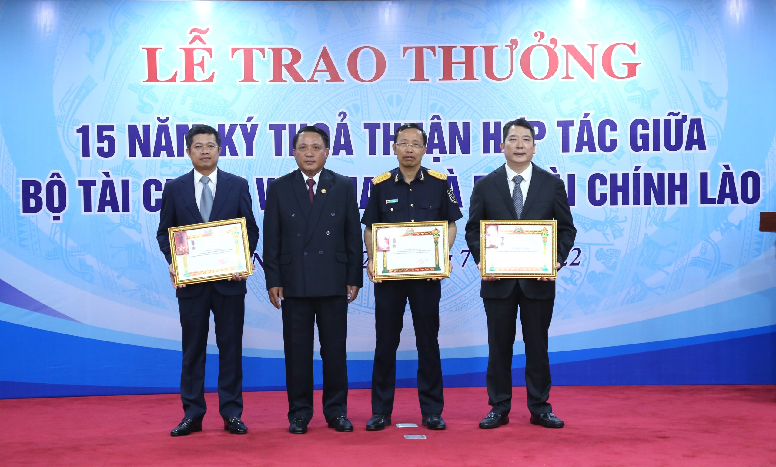 Bộ trưởng Bộ Tài chính Lào Bounchom Ubonpaseuth trao thưởng cấp Nhà nước cho các cá nhân của Bộ Tài chính Việt Nam.